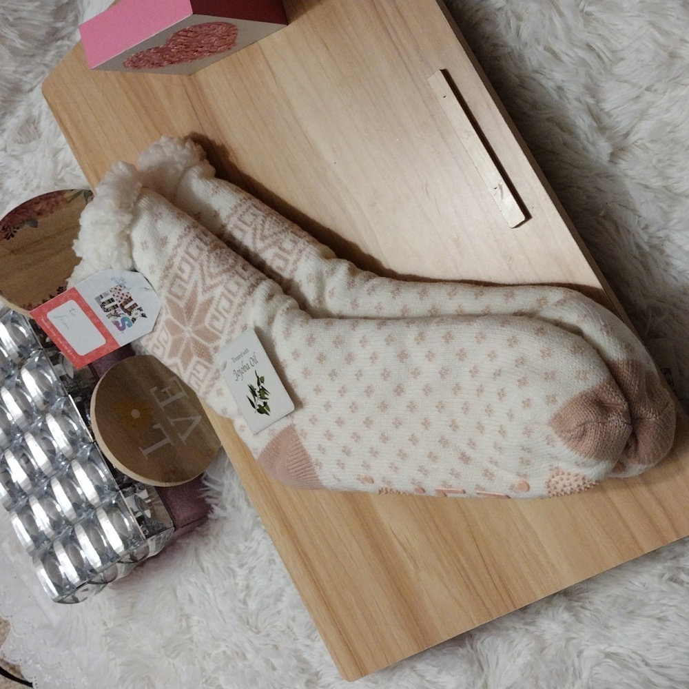 Muk Luks Cozy Cream and Pink Patterned Socks 🆕